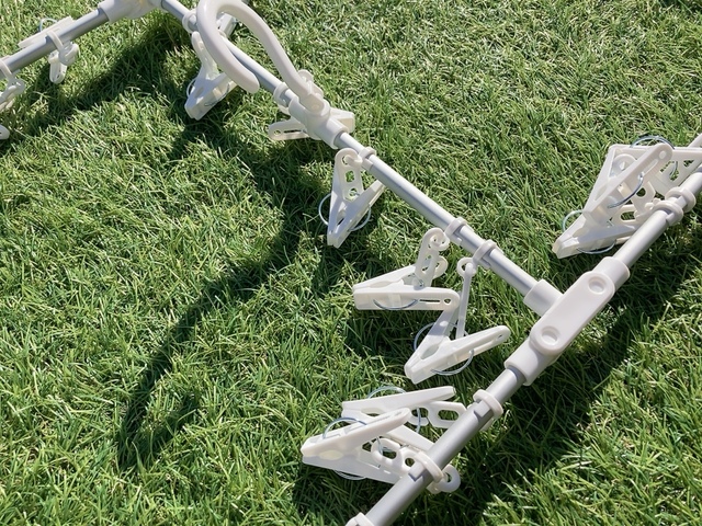 【ニトリ 小さくたためるアルミ角ハンガー(42ピンチ)】軽量で扱いやすいです