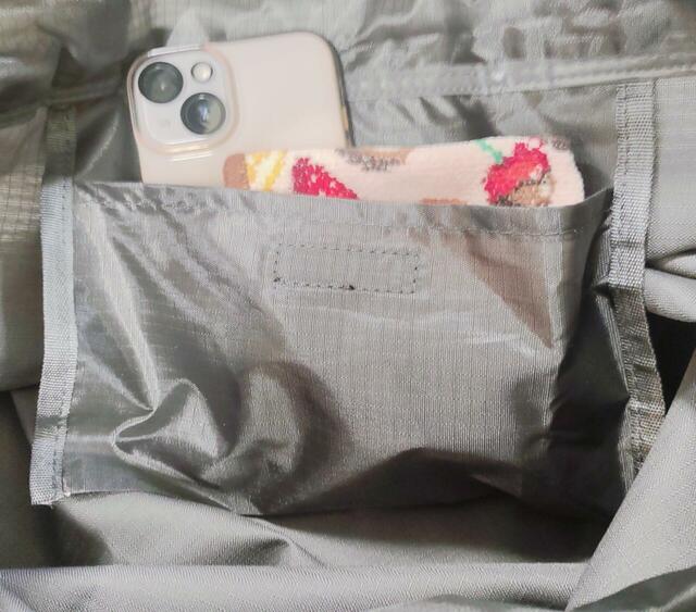 携帯やハンカチが入る