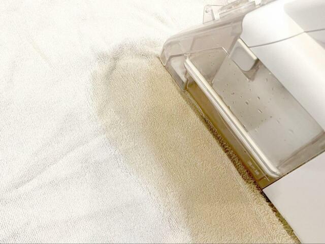 【アイリスオーヤマ ハンディリンサークリーナー】コーヒー汚れもあっという間に吸い込まれていきます