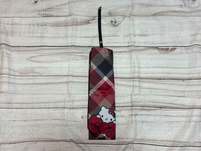 折りたたみ方は簡単。まず持ち手をたたみ、縦に3等分します