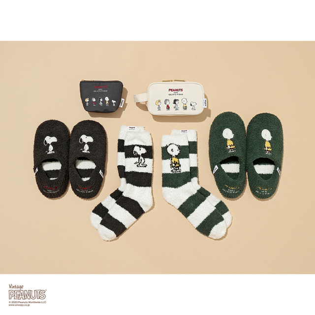 【PEANUTS meets GELATO PIQUE】持ち手付きポーチ ￥3,410ティッシュポーチ ¥2,970カラー：アイボリー/チャコールグレーサイズ：フリー［LADY'S］'パウダー'ルームシューズ ￥4,620'パウダー'ソックス ￥2,640カラー：チャコールグレーサイズ：フリー［MEN'S]'パウダー'ルームシューズ ￥4,950'パウダー'ソックス ￥2,860カラー：グリーンサイズ：フリー