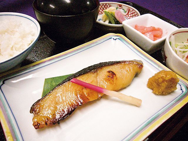 都内・日本料理店の極上ランチ／魚久 本店（人形町）　ぎんだら酒粕漬定食 1404円