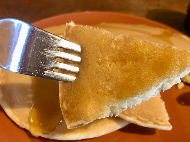 【カルディ 【冷凍】マリン 銅板焼ホットケーキ】メープル入りシロップをたっぷりかけていただきます!