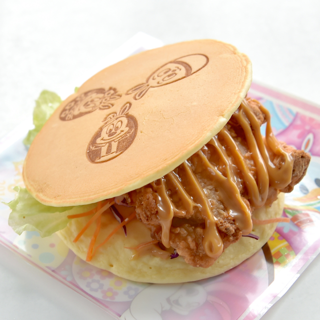 ヒューイ・デューイ・ルーイのグッドタイムカフェ スペシャルセット(パンケーキサンド) 撮影 / MezzoMiki