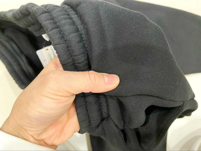 【coca 裏起毛ピンタックジョガーパンツ】表生地は厚手かつハリ感のあるしっかりした素材です