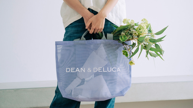 【DEAN & DELUCAメッシュトートバッグ ライラック】サッと持てるショートハンドルも付いていて2WAYで使い分けられます♪