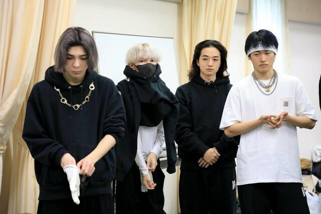 トレーナーからのフィードバックに真剣に耳を傾けるメンバー（IIZUKA SOUMA、ISOZAKI TUBASA、MIZUKI、RYUSHIN）