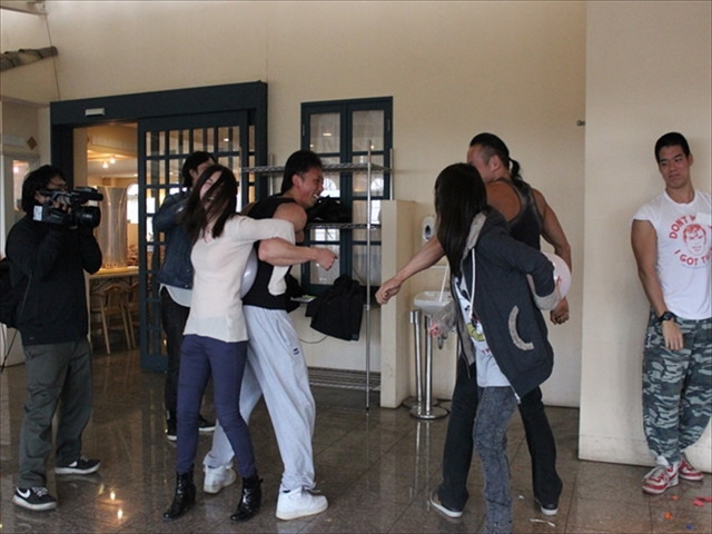 自分のチームのマッチョとリレー式に風船を割っていく