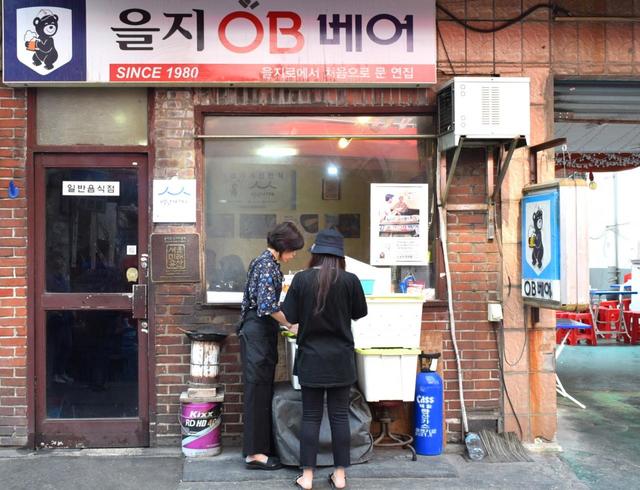 【ソウル乙支路3街】「OBベオ」の入口の右手に、「ソウル未来遺産」のプレートが掲示された