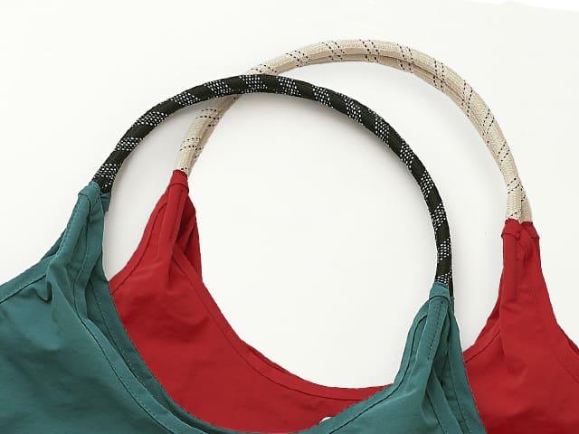 【ムーミン 大容量トートバッグ】おしゃれなハンドルロープの持ち手は、柔らかいポリエステル素材の丈夫で持ちやすいデザイン設計