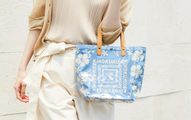 【紀ノ国屋 モンステラ柄クリア帆布バッグ】サイズは約縦25cm×横22cm×マチ12cm。買い物やランチなどあらゆるシーンで大活躍するちょうど良い大きさ！