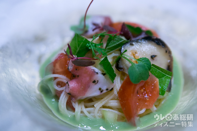 ゆかりを纏ったタコとサザエ、フルーツトマトの 　冷製カッペリーニ 青しそのソース｜“ディズニー夏祭り”エンパイアディナー 10,000円｜ディズニーアンバサダーホテル「エンパイア・グリル」