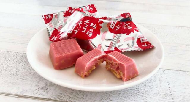 【カルディ もへじ 柿の種チョコキューブ】いちごチョコと柿の種がいい感じで混ざり合っています。ピーナッツは入っていません