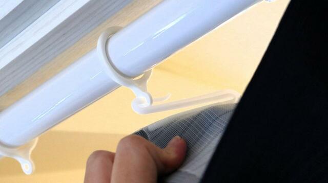 【ニトリ フリーカット間仕切りカーテン】リングランナーにフックを掛けるのはスムーズ