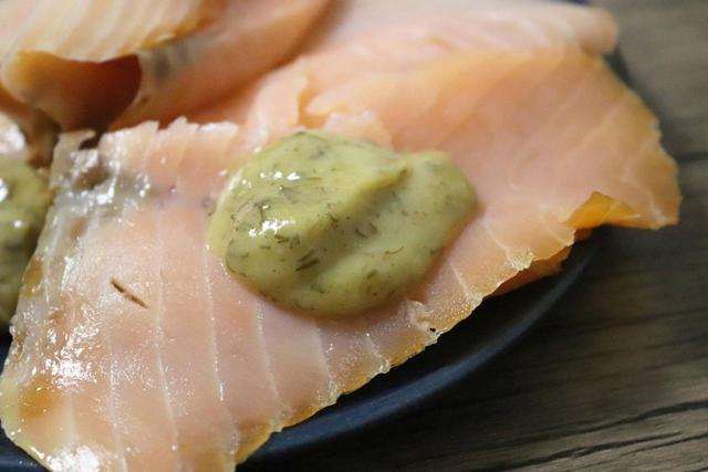 スモークサーモンとソース・セーナップ ＆ ディル サーモンソース