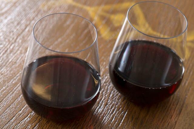 フルーツワイン（赤） 700円｜アレンデール・ロイヤルバンケット｜アナと雪の女王「フローズンキングダム」内レストラン｜東京ディズニーシー「ファンタジースプリングス」メニュー