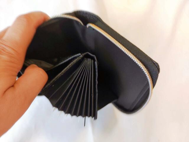 お札入れは、カードポケットの裏