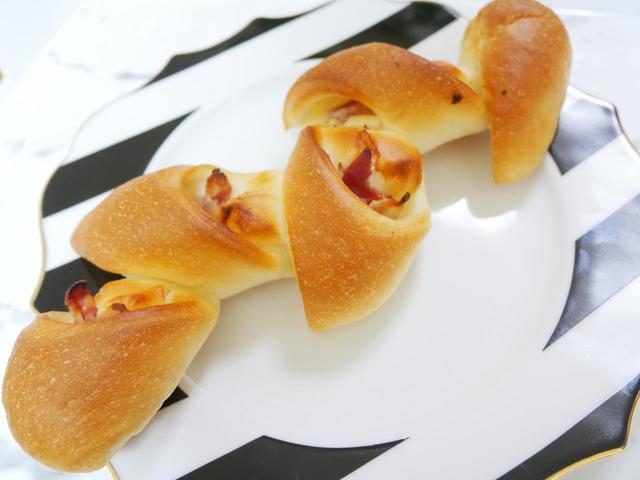 ベーコンとフランスパンの黄金比率が素晴らしい／ベーコンエピ　（税込270円）