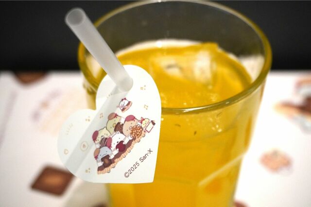 【すみっコぐらしカフェ～喫茶すみっコでチョコレートフェア～】セットドリンクには、集合アートのドリンクタグが添えられている