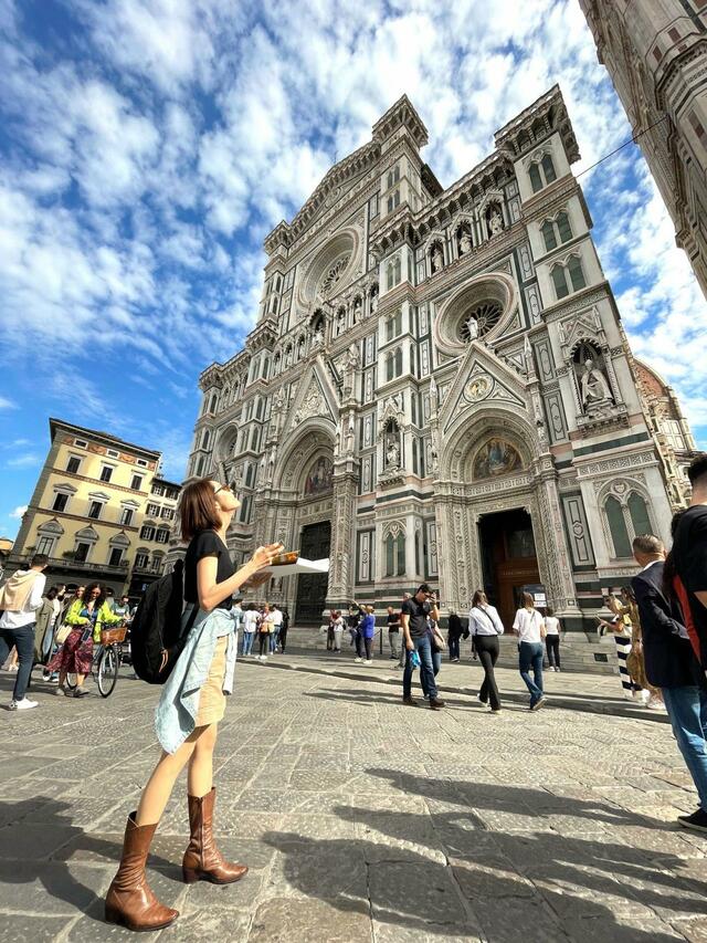 フィレンツェのサンタ・マリア・デル・フィオーレ大聖堂の前でテイクアウトのピザを食べる筆者