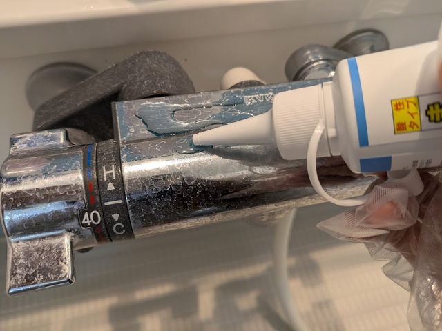 【Re:set リセット  超高濃度水垢取りジェル】サラッとした水っぽいジェルなので、垂れないように塗り広げます