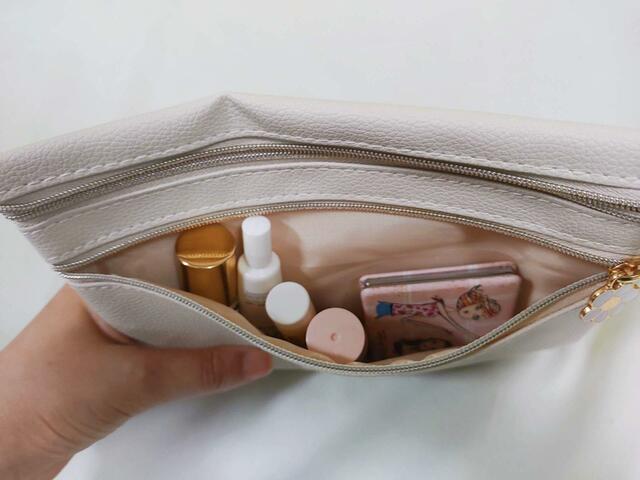 前面ポケットは、リップが丁度入る大きさ