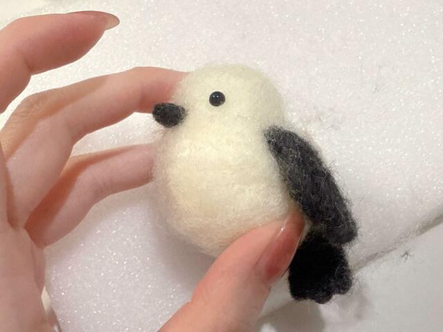 目の位置に目打ちで穴を開け、ボンドを塗ったソリッドアイを差し込みます