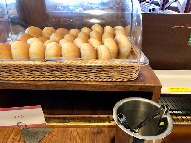 【ステーキガスト　[単品]ランチ健康サラダバーフルセット】パンも食べられるのが地味に嬉しい