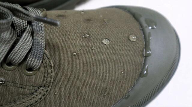 【無印良品　柔らかい中敷を使用した撥水タンクソールシューズ】嬉しい撥水機能付き。水をかけてみると、しっかりと弾きました！