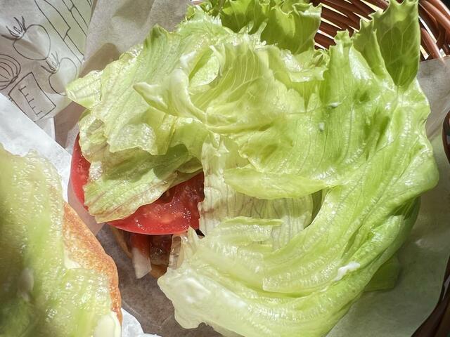 【モスバーガー モーニング野菜バーガー ドリンクセット 】バンズを外してみるとレタスのシャキシャキ感がよく分かる！