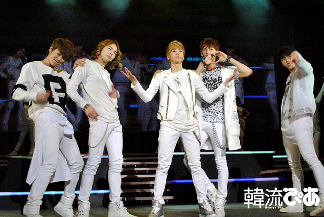 ジェイ役のチョンジ(TEENTOP)率いる＜SPARK＞