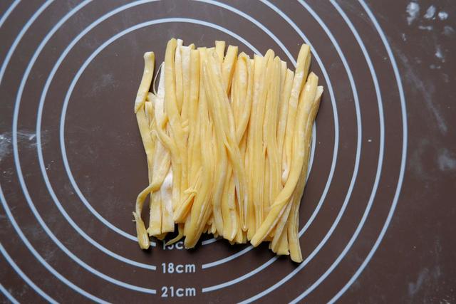 【生地からつくる 手打ちパスタ】カットしていきます