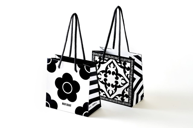 【QUOLOFUNE×MARY QUANT ノボタイル缶】片方には「MARY QUANT」のブランドのアイコンであるデイジーを、一方にはノボタイルのパッケージモチーフを配置した手提げ袋