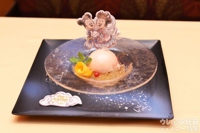“ディズニー七夕デイズ”エンパイア・グリル・ディナー 2019 桃のパルフェグラス 梅酒ゼリーを添えて 撮影/かとうきょうこ