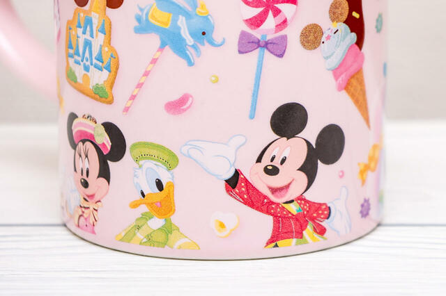 ストロベリームース、スーベニアカップ付き ¥1,200｜ミッキーとドナルドのイラスト