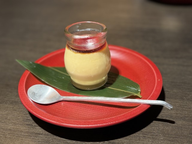 デザートは温泉プリンの他に、黒胡麻和三盆のわらび餅とミルクアイス花豆添えもあり