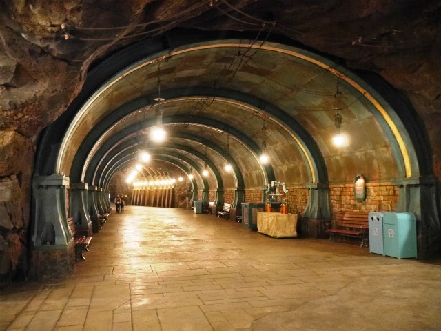 ポートディスカバリーへ抜ける鉄のトンネル。©Disney