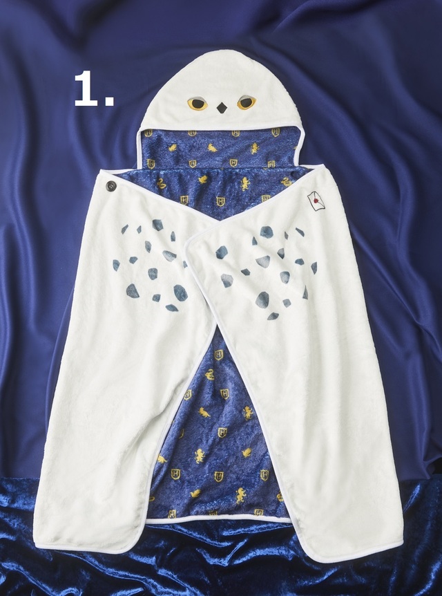 「ローブ風ブランケット(ヘドウィグ)」<価格:3,960円(税込)>【タリーズコーヒーで「ハリー・ポッターと炎のゴブレット」の世界を感じられる『Magical Coffee Time』開催!】