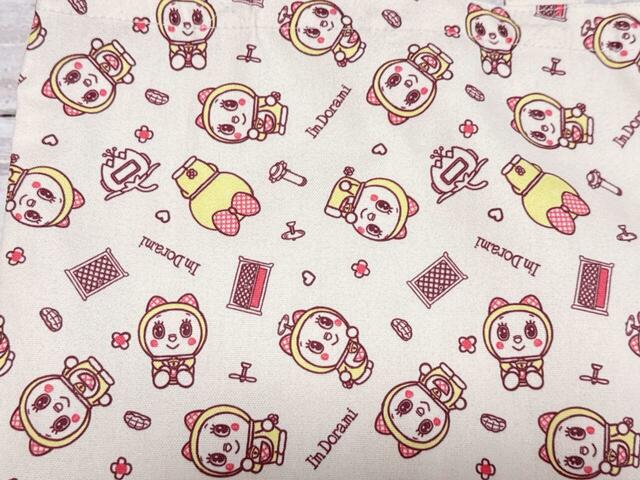 バックは総柄デザイン。ドラミちゃんに加えて、どこでもドアやタケコプター、メロンパンなどのモチーフも散りばめられていてとってもキュート！