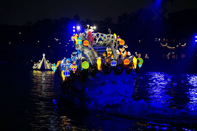 カラー・オブ・クリスマス　キャラクター達が乗る船