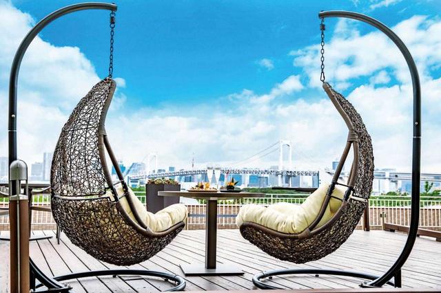 レインボーブリッジの向こうに東京タワーが見える　※画像はイメージ（ヒルトン東京お台場 シースケープ テラス・ダイニング）