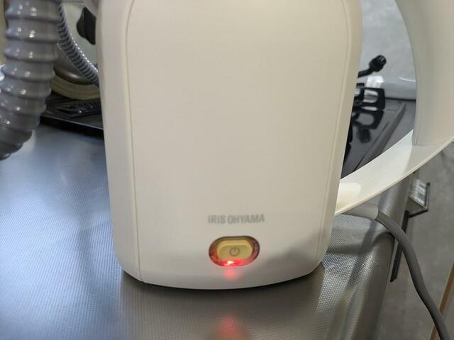 【アイリスオーヤマ スチームクリーナーハンディタイプ（STM-305R-C）】コンセントプラグを差し、メインスイッチを押すと赤いランプがつきます