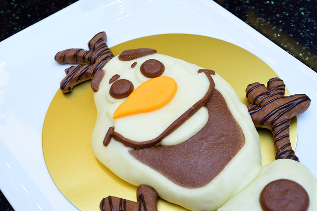 「チックタック・ダイナー」スペシャルブレッド｜ディズニーアンバサダーホテル 2016年「アナとエルサのフローズンファンタジー」｜撮影：Disney Colors