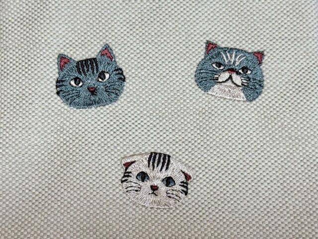 【カルディ ネコの日バッグ プレミアム／オリジナル 3段マルチポーチ】にゃんこの刺繍がかわいすぎる…！