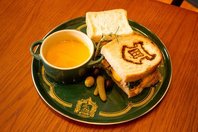 ホグワーツ チーズトースティー スリザリン ～ サーモン＆ホウレンソウ ～ 1,760円
