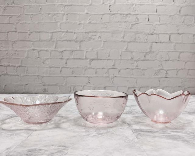 【ナチュラルキッチン】ガラス小鉢桜 浅型・ガラス小鉢桜 エンボス模様・ガラス小鉢桜 深型／各税込110円