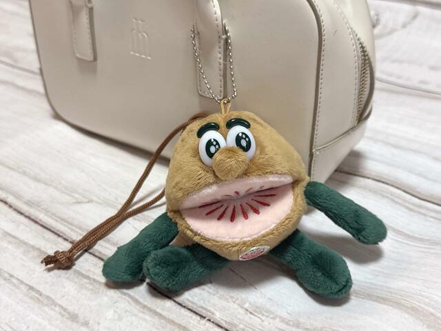 ミニバッグなどにつけた際にもバランスが取りやすいサイズ感【付録：ゼスプリ キウイブラザーズ チャームにもなる！レッドのぬいぐるみエコバッグ】