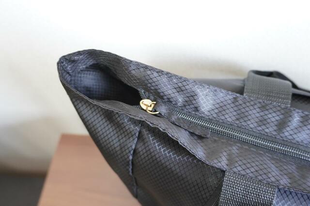 ファスナー付きで中身が落ちる心配なし