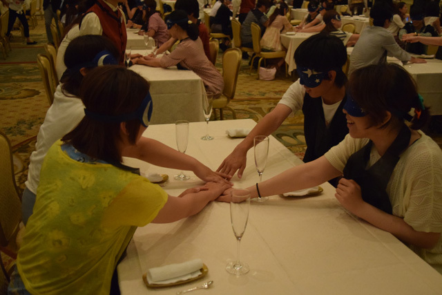 目隠しのまま同じテーブルの人と握手