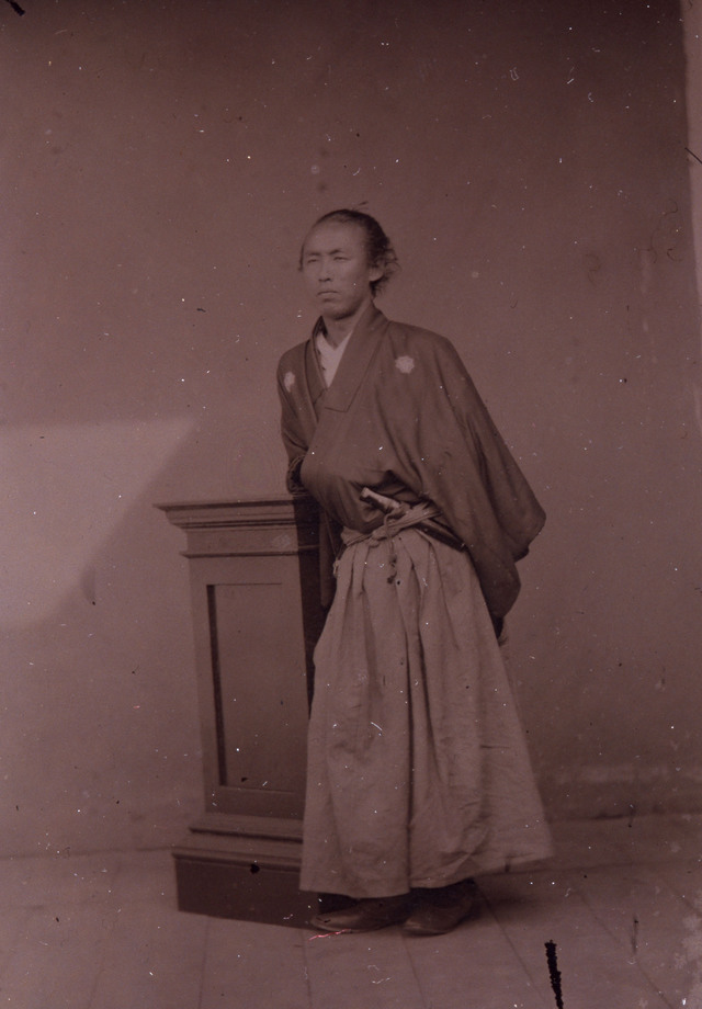 坂本龍馬湿板写真 江戸時代 慶応二年(1866)または三年(1867) 高知県立歴史民俗資料館蔵 【東京会場のみ3日間 ※他会場と東京の左記期間外は複製を展示】